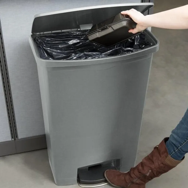 Rubbermaid Step-on keskeny pedálos szemetes kuka- szürke 90L