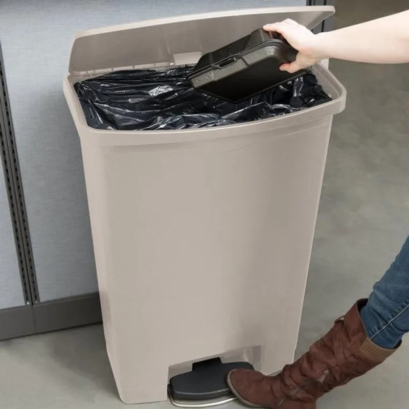 Rubbermaid Step-on keskeny pedálos szemetes kuka-90 literes-bézs