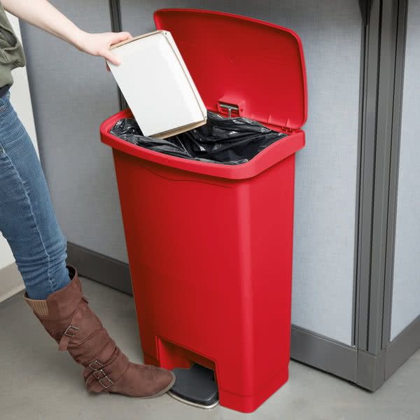 Rubbermaid Step-on pedálos keskeny szemetes kuka-piros- 50L