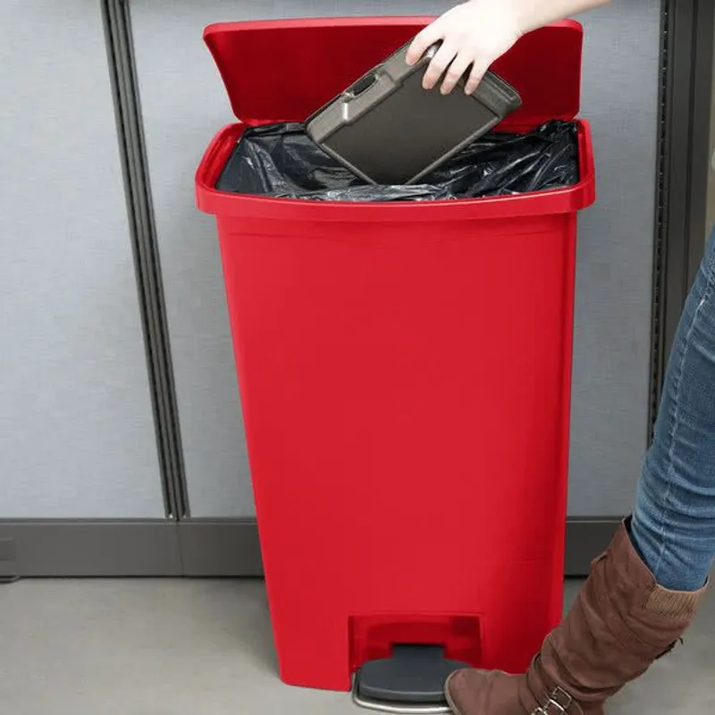 Rubbermaid Step-on keskeny pedálos szemetes kuka, piros- 68L