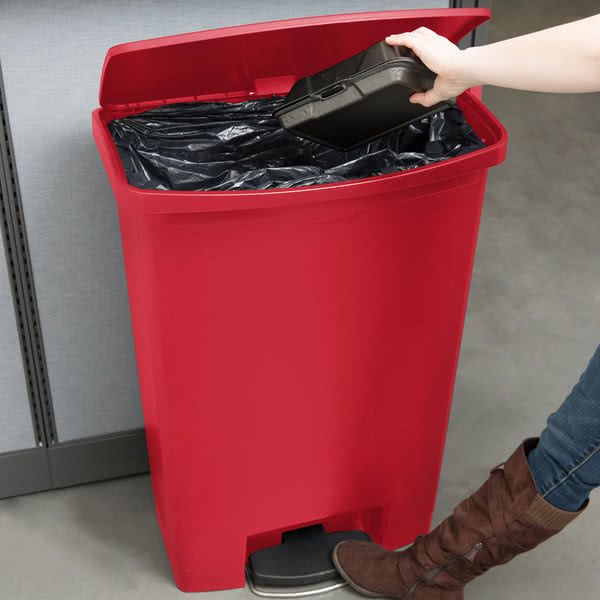 Rubbermaid Step-on keskeny pedálos szemetes kuka- piros- 90L