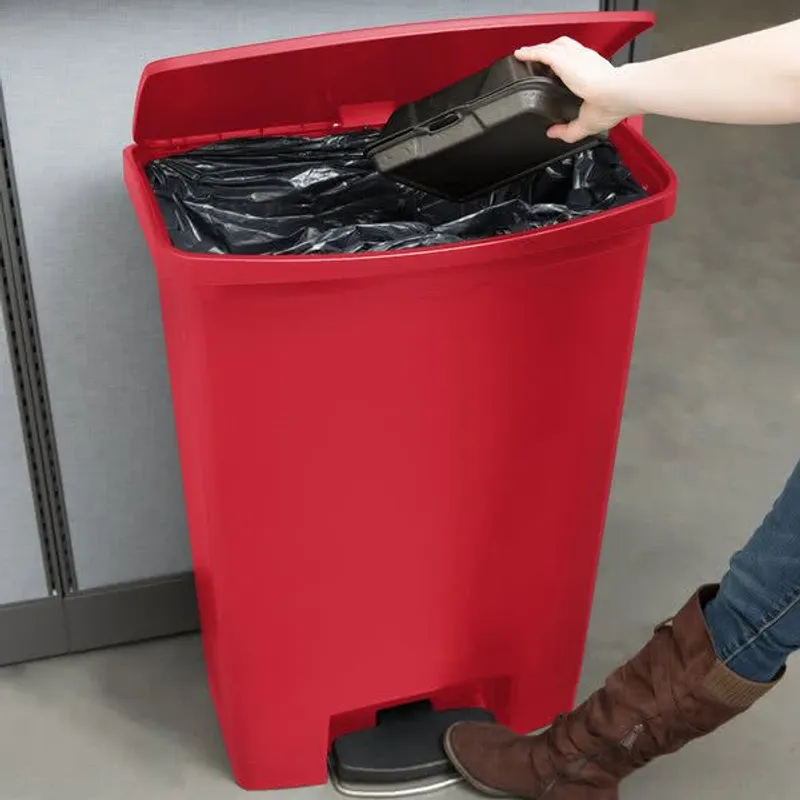 Rubbermaid Step-on keskeny pedálos szemetes kuka- piros- 90L