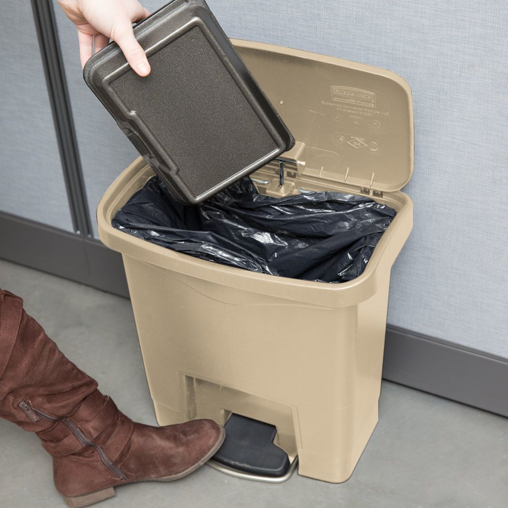 Rubbermaid Step-On keskeny pedálos szemetes kuka-15L-bézs