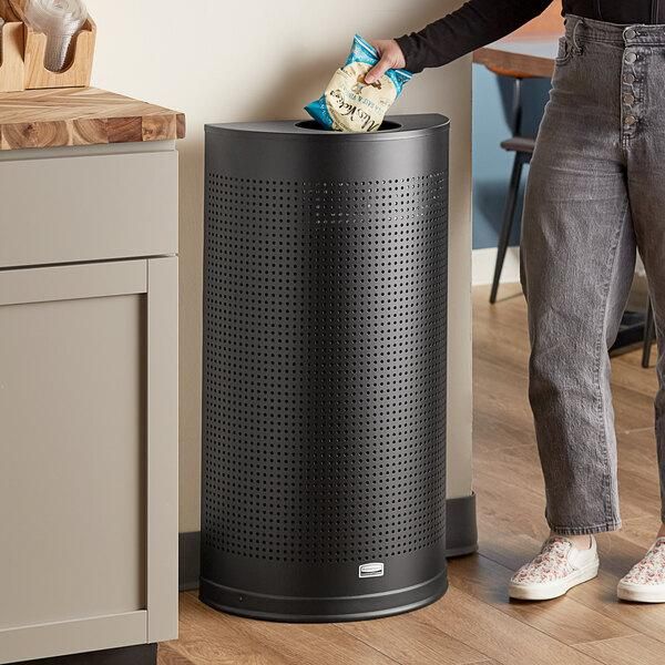 Rubbermaid dekoratív félkör alakú szemetes-45L-fekete-apró lyukakkal