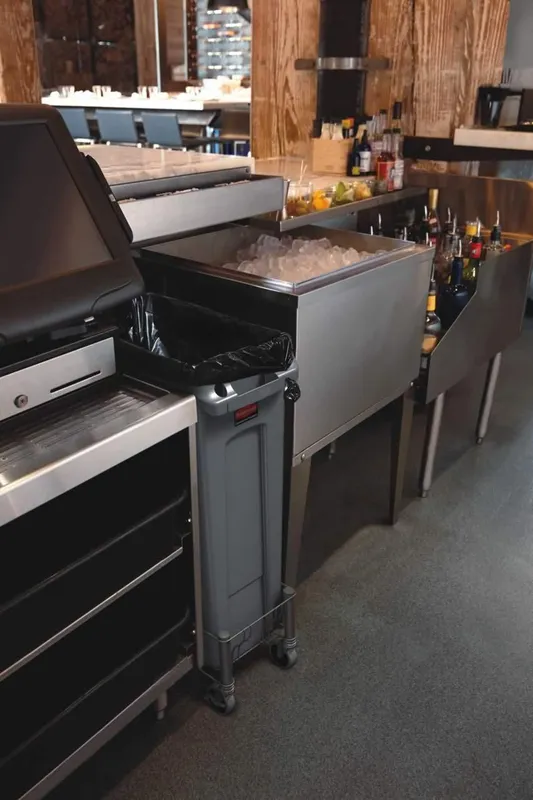 Rubbermaid Slim Jim keskeny szemetes kuka 60 L- szürke