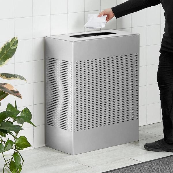 Rubbermaid Sziluett design szemetes 85L ezüst