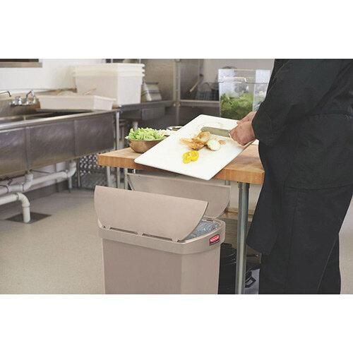 Rubbermaid Step-On szemetes kuka 50 liter- bézs- 2 irányba nyíló tetővel