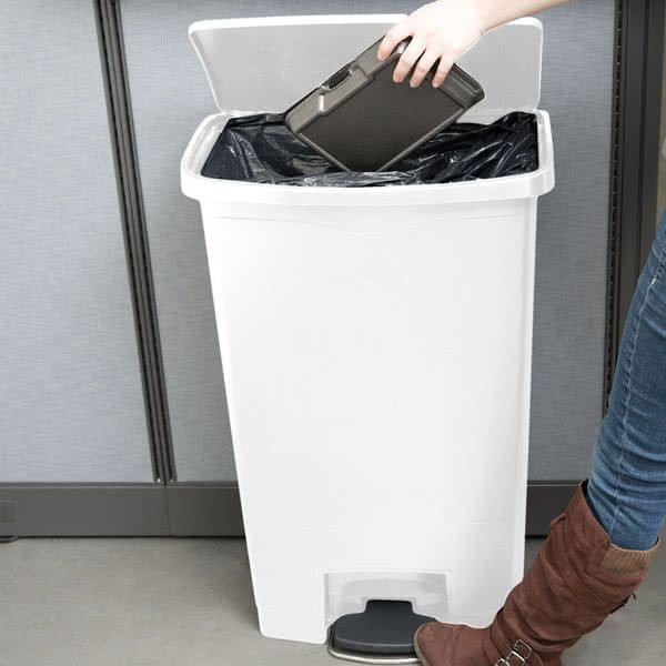 Rubbermaid Step-on keskeny pedálos szemetes kuka-fehér- 68L