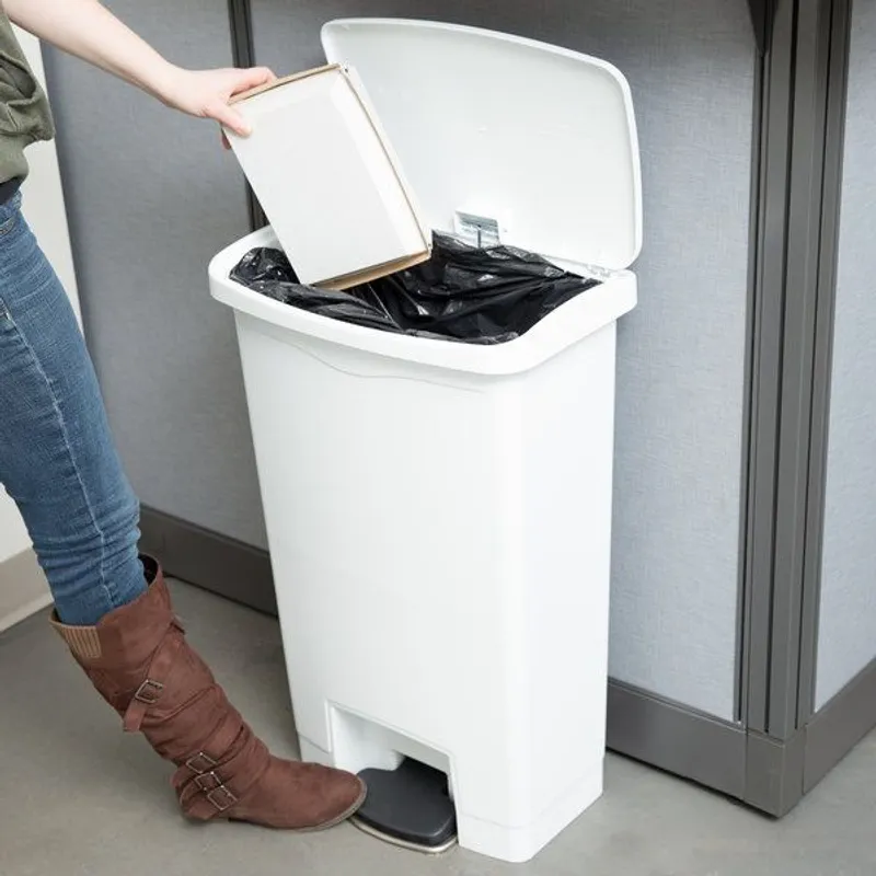 Rubbermaid Step On keskeny pedálos szemetes- 50L fehér