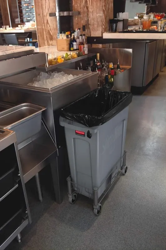 Rubbermaid Slim Jim keskeny szemetes kuka 60 L- szürke