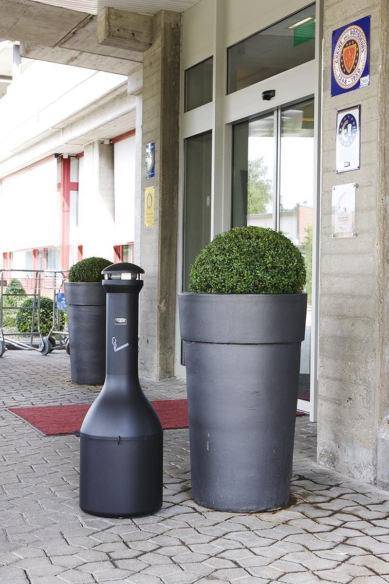 Rubbermaid nagy kapacitású cigaretta csikkgyűjtő torony, design- fekete