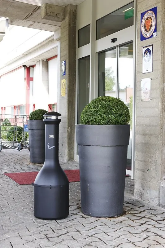 Rubbermaid nagy kapacitású cigaretta csikkgyűjtő torony, design- fekete