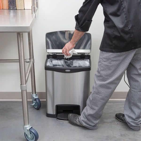 Rubbermaid Step-On rozsdamentes acél szemetes- fekete és metál-30L