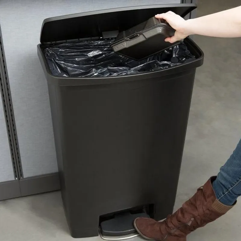 Rubbermaid Step-on keskeny pedálos szemetes- fekete- 90L