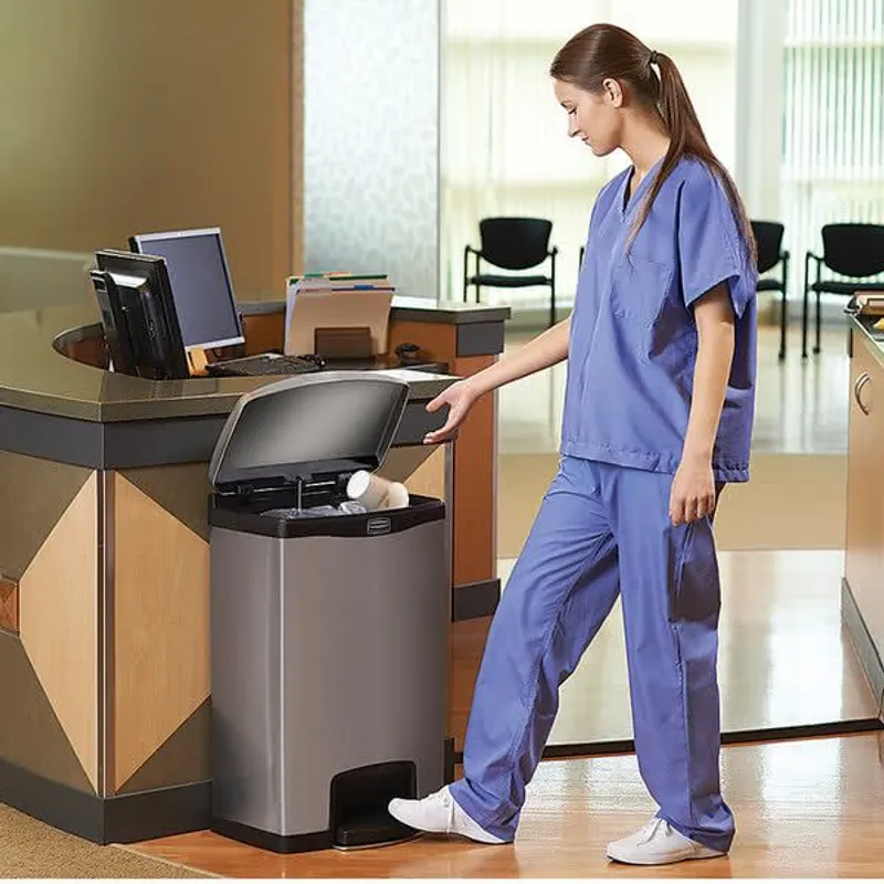 Rubbermaid Step-On rozsdamentes acél szemetes- fekete és metál-50L