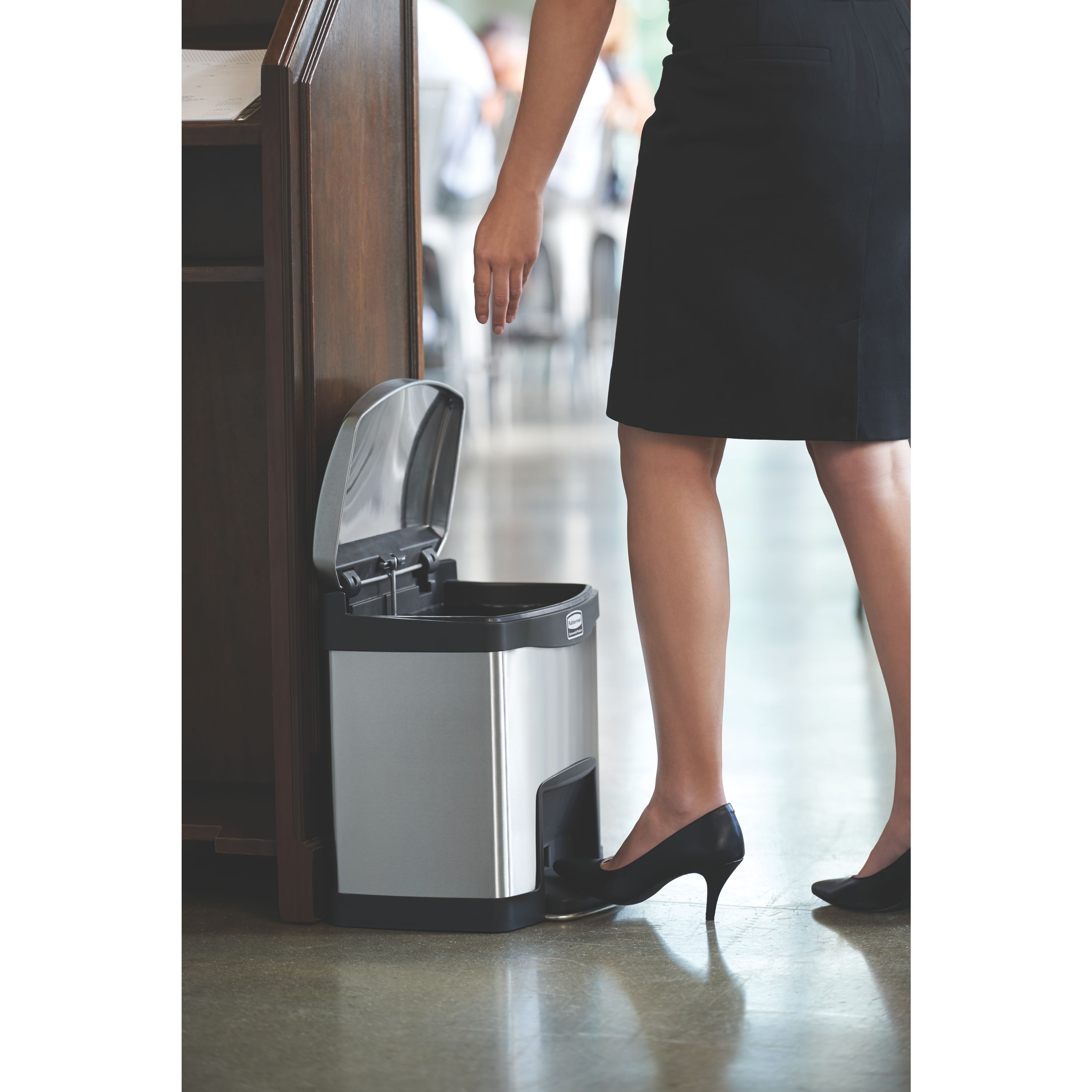 Rubbermaid Step-On rozsdamentes acél szemetes- fekete és metál-15 L