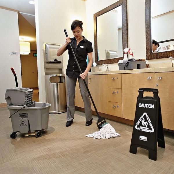 Rubbermaid csúszásveszély figyelmeztető tábla - fekete