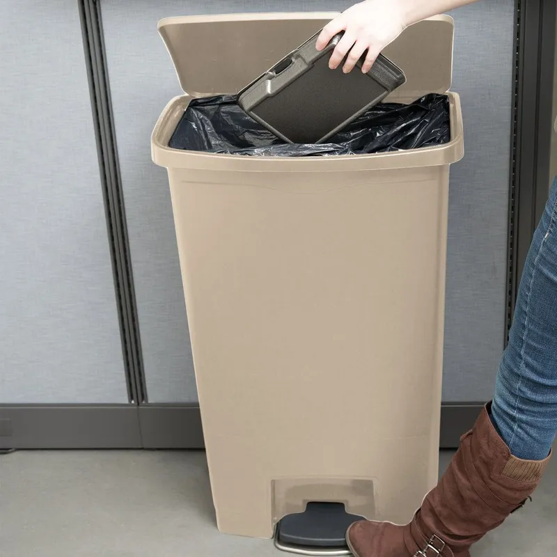 Rubbermaid Step-on keskeny pedálos szemetes kuka- 68L -bézs