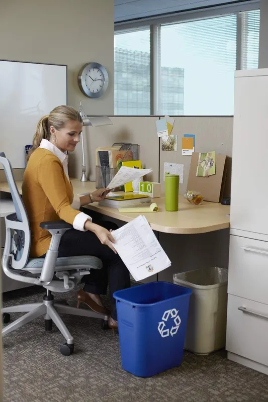 Rubbermaid 26,6 literes szelektív jellel ellátott műanyag szemetes kuka