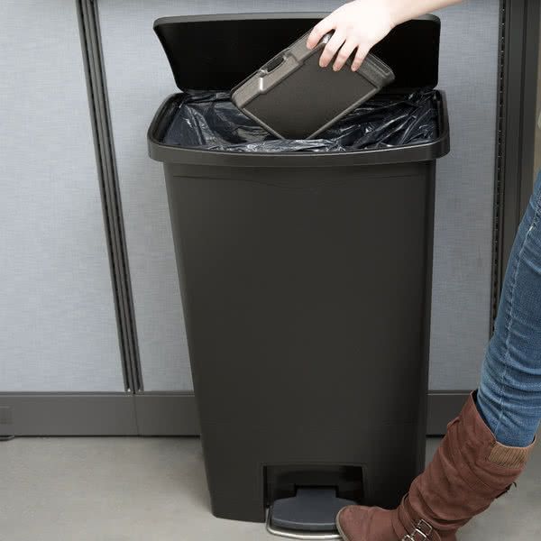 Rubbermaid Step-on keskeny pedálos szemetes kuka- 68L-fekete
