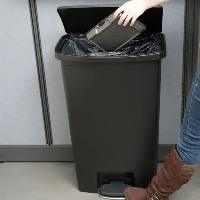 Rubbermaid Step-on keskeny pedálos szemetes kuka- 68L-fekete